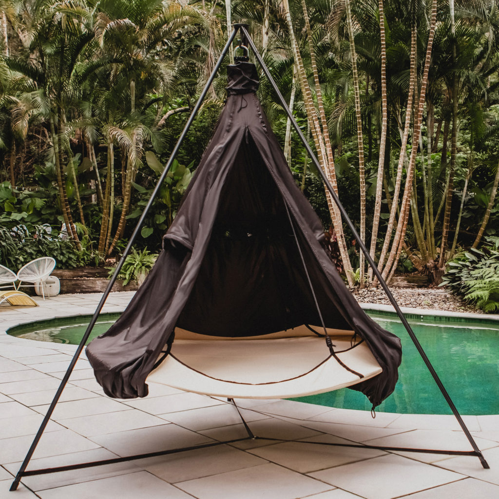 Hangout Pod mit passendem Gestell und wetterfesten Hangout Pod Cover.