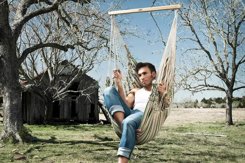 CHICO Baumwoll-Hängesessel auf einem idyllischen Feld