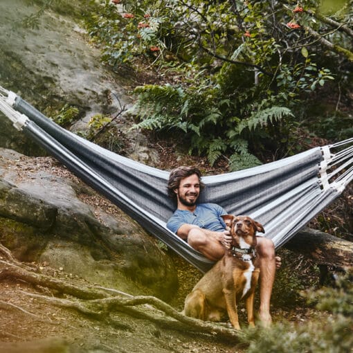 HängemattenGlück Outdoorhängematte ALEGRIA Pimenta bei Wanderung im Wald