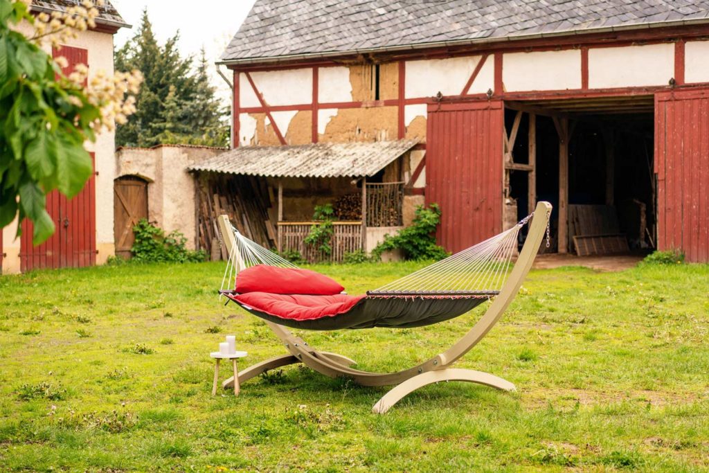 AMAZONAS Fat Hammock Rot mit Gestell im Garten