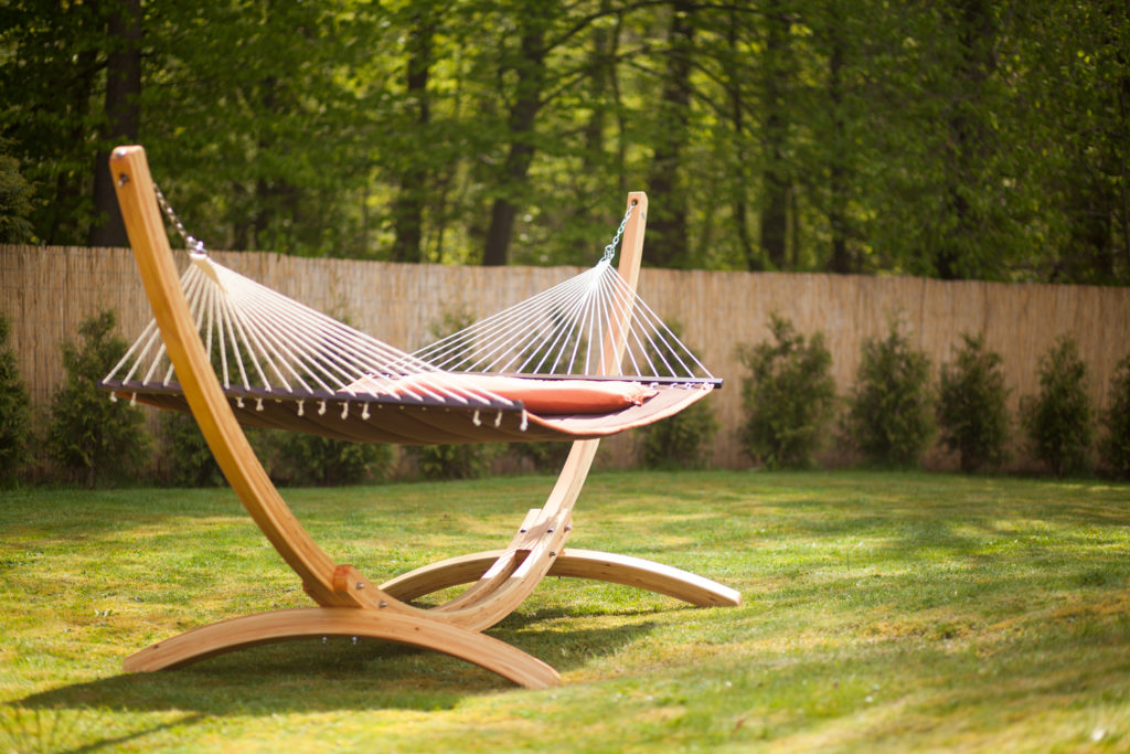 Hängemattengestell von LA SIESTA in einem schönen Garten