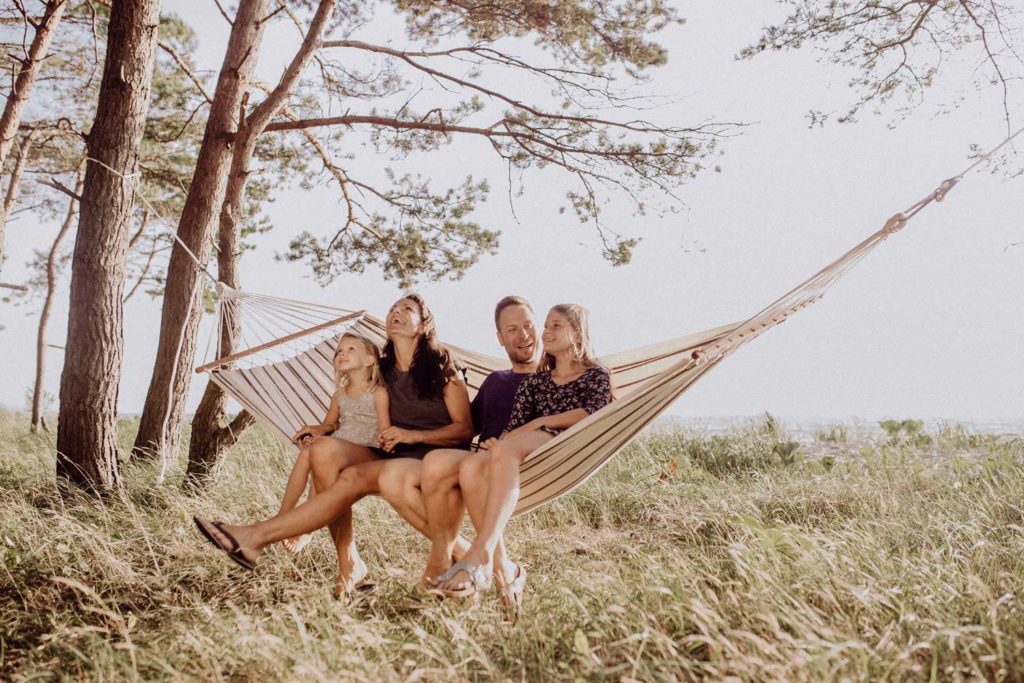 AMAZONAS Stabhängematte XL BRASILIA zwischen Bäumen aufgespannt