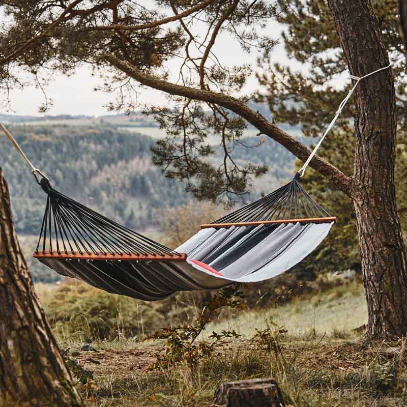 Stabhängematte FAMOSA von HängemattenGlück zwischen Bäumen im Wald