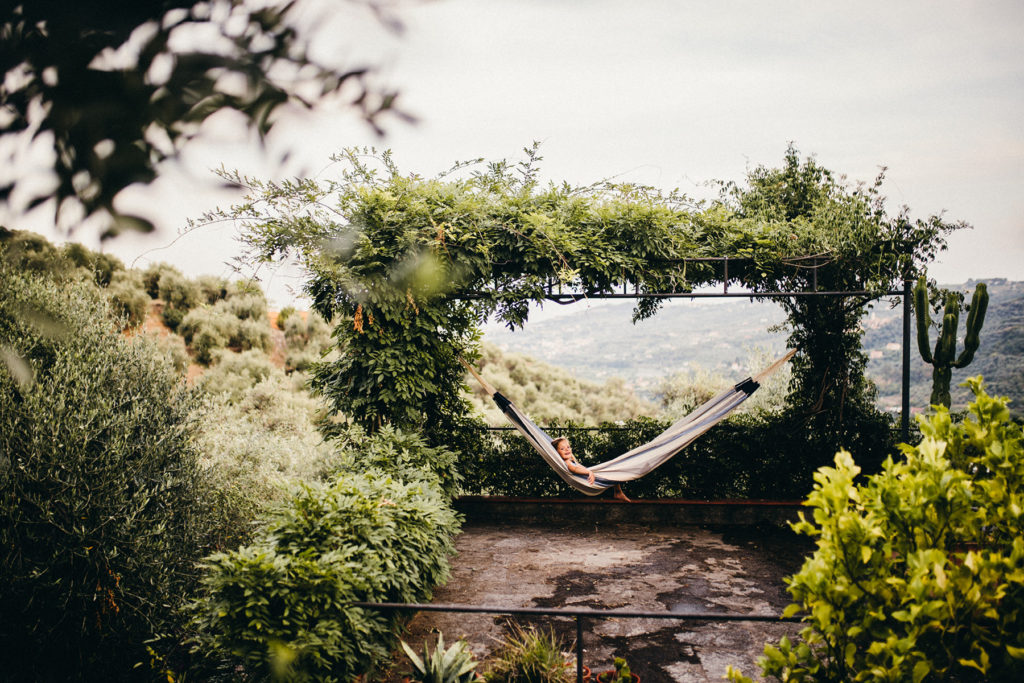 Eine LA SIESTA Hängematte in einem bewachsenen Unterstand in den Bergen aufegehangen