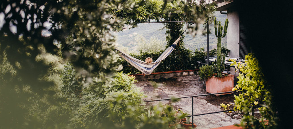 LA SIESTA Hängematte in der Farbe Sea Salt aufgehangen in den Bergen