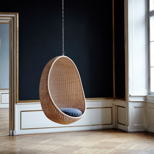 SIKA Design HANGING EGG nature in einem minimalistisch eingerichtetem Raum