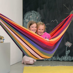 Kinderhängematte CHICO Rainbow von AMAZONAS in bunter Farbe im Kinderzimmer