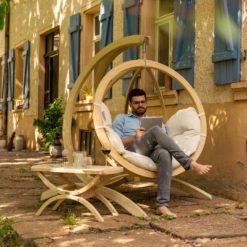 GLOBO Hängesofa mit passendem Holzgestell draußen