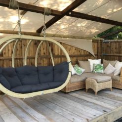 GLOBO ROYAL Hängesofa von AMAZONAS outdoor freihängend auf einer Terasse