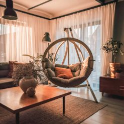 AMAZONAS GLOBO Set mit passendem Hängesesselgestell im Wohnzimmer