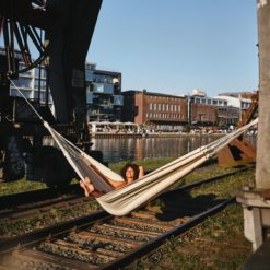 Tuchhängematte BELEZA aus GOTS-zertifizierter Baumwolle von HängemattenGlück Natur in der Stadt