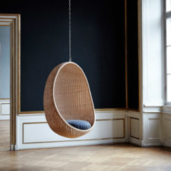 Korbhängessel Hanging Egg von SIKA DESIGN mit Kissen freihängend im Wohnzimmer