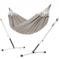 Die LA SIESTA wetterfeste Hängematte outdoor BRISA und das Hängemattengestell aus Metall NAUTICO Almond