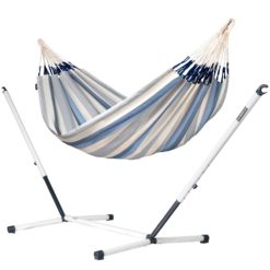 Die LA SIESTA wetterfeste Hängematte outdoor BRISA und das Hängemattengestell aus Metall NAUTICO Sea Salt