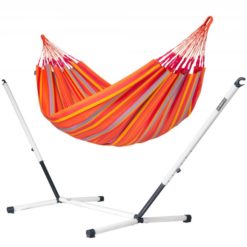 Die LA SIESTA wetterfeste Hängematte outdoor BRISA und das Hängemattengestell aus Metall NAUTICO Toucan