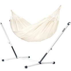 Die LA SIESTA wetterfeste Hängematte outdoor BRISA und das Hängemattengestell aus Metall NAUTICO Latte