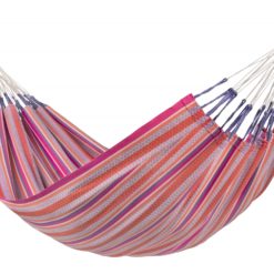 Die Doppelhängematte aus Bio-Baumwolle MODESTA und das Metallgestell MEDITERRANEO Flamingo