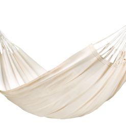 Die Doppelhängematte aus Bio-Baumwolle MODESTA und das Metallgestell MEDITERRANEO Latte