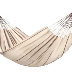 Die Doppelhängematte aus Bio-Baumwolle MODESTA und das Metallgestell MEDITERRANEO Nougat