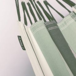 Die Doppelhängematte MODESTA aus Bio-Baumwolle von LA SIESTA Olive Detail Logo