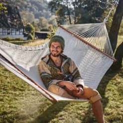 Die RAJA Stabhängematte aus Bio-Baumwolle mit GOTS-Zertifikat im Garten