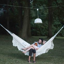 Die SALAO Tuchhängematte mit Makramee aus GOTS-zertifizierter Baumwolle im Garten
