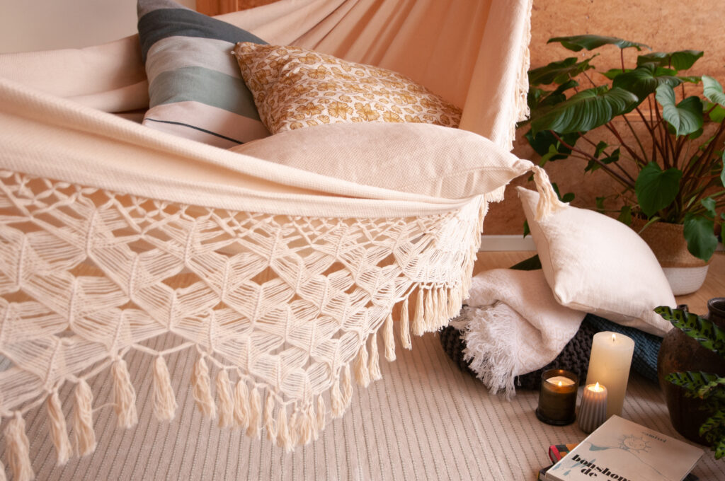 LA SIESTA Hängematte BOSSANOVA im winterlichen Wohnzimmer