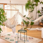 Gemütliche Einrichtung mit Hängematten