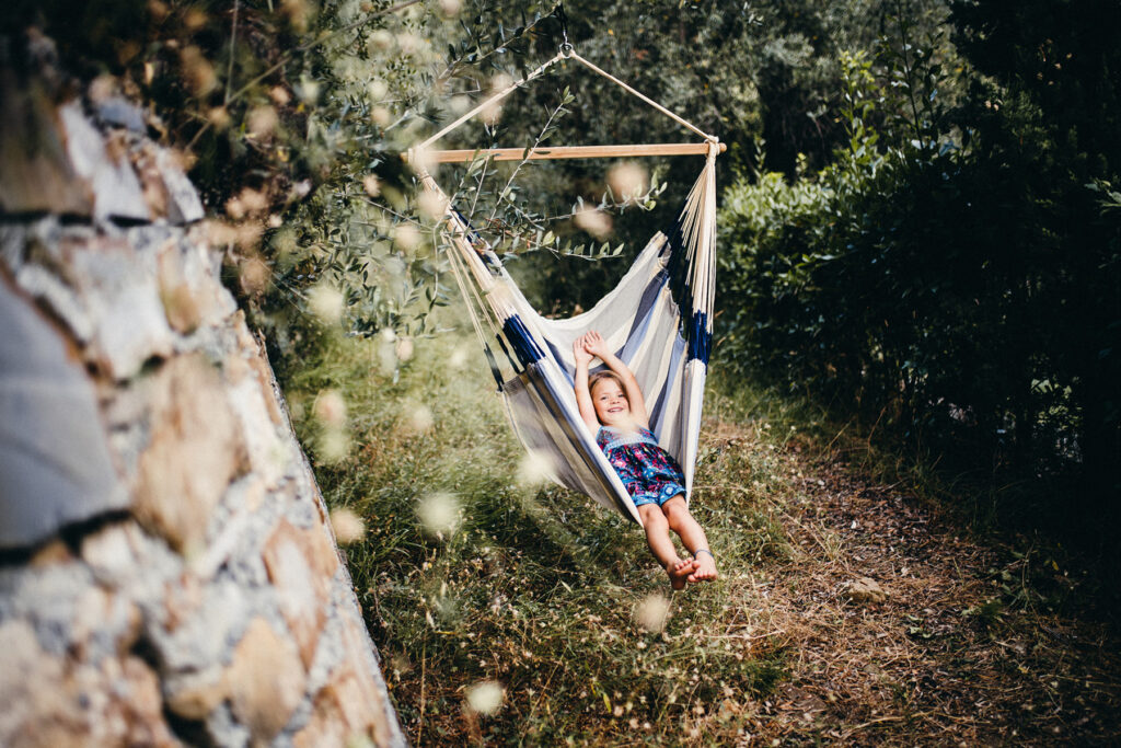 LA SIESTA Outdoorhängesessel Domingo Sea Salt draußen im Wald.