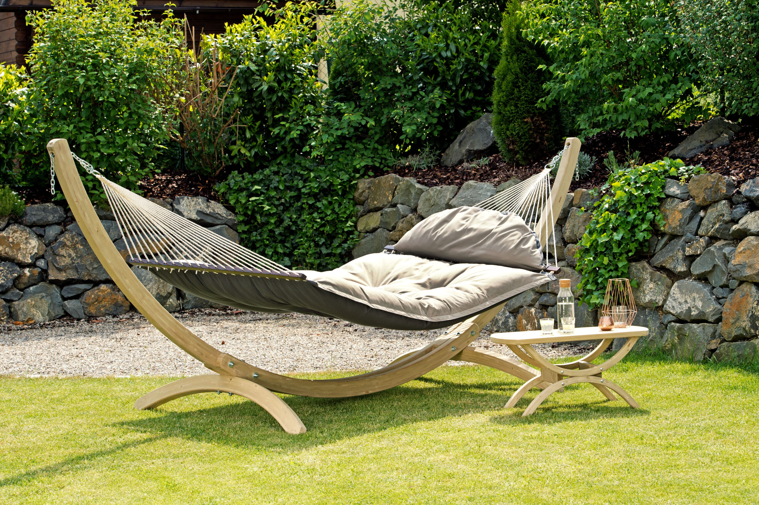 Amazonas Fat Hammock taupe im freien Gestell Arcus und Tisch