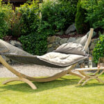 Erholung pur: mit einer gepolsterten Hängematte entspannen