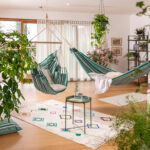 Stylish Spaces mit Hängematten und Hängesesseln