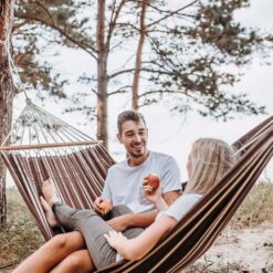 Die Stabhängematte BRASILIA mit dem Hängemattengestell aus Holz APOLLO am Strand