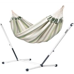 Die LA SIESTA wetterfeste Kingsizehängematte outdoor BRISA und das Hängemattengestell aus Metall NAUTICO
