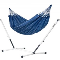 Die LA SIESTA wetterfeste Kingsizehängematte outdoor BRISA und das Hängemattengestell aus Metall NAUTICO Marine