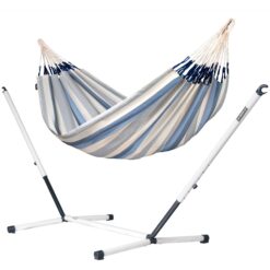 Die LA SIESTA wetterfeste Kingsizehängematte outdoor BRISA und das Hängemattengestell aus Metall NAUTICO Sea Salt