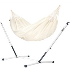 Die LA SIESTA wetterfeste Kingsizehängematte outdoor BRISA und das Hängemattengestell aus Metall NAUTICO Vanilla