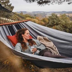 Bio-Stabhängematte FAMOSA mit entspannter Frau