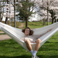 Die Hängematte kann in diagonaler oder querer Liegeweise genutzt werden