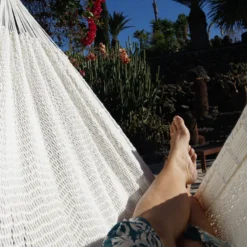 Gönnen Sie sich eine Auszeit und genießen Sie pure Entspannung mit dieser hochwertigen Hängematte.