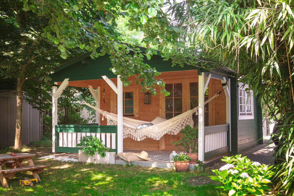 Naturnahe Gartengestaltung mit Hängematten und vielen Pflanzen