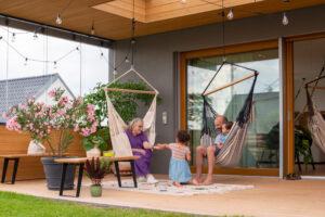 Hängesessel für Senioren, die perfekte Erholungshilfe.