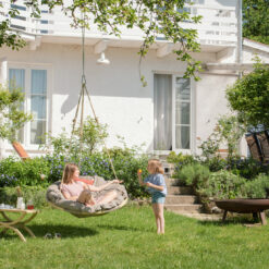 Hängesessel Swing Nest taupe im Garten