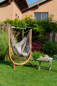 Hängesessel Cumbia Outdoor Almond im Garten