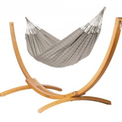 Die wetterfeste Doppel Hängematte outdoor BRISA und das Hängemattengestell aus Holz ELIPSO Almond