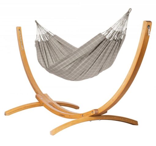 Die wetterfeste Doppel Hängematte outdoor BRISA und das Hängemattengestell aus Holz ELIPSO Almond