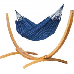 Die wetterfeste Doppel Hängematte outdoor BRISA und das Hängemattengestell aus Holz ELIPSO Marine