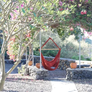 Hängesessel Balao Grande dry chilli im Garten