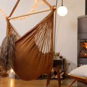 Hängesessel Balao Grande brown sugar in der Wohnung