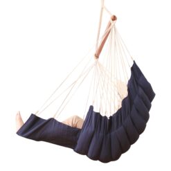 SoftChair Hängesessel  mit einer Frau, Farbe: blau-creme